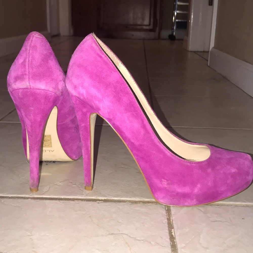 Heels - Picture 2 of 2